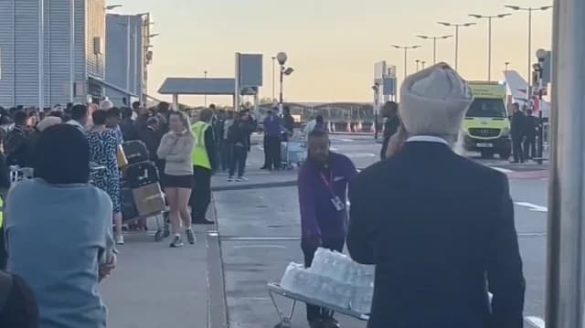 Incidente en el Aeropuerto de Heathrow: Alerta por materiales peligrosos