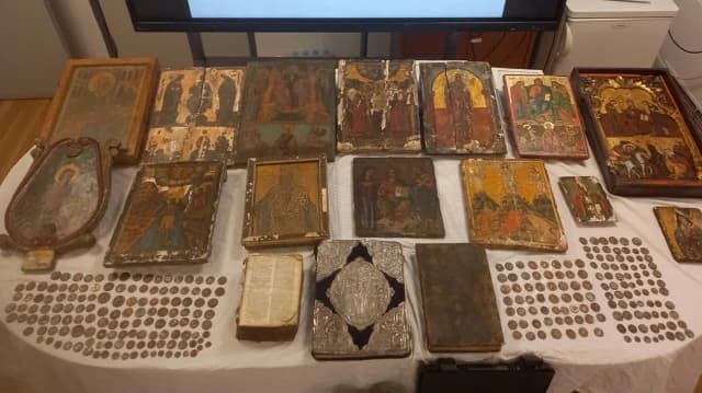 Kalavryta: Antiquitätenschmuggelring zerschlagen – Münzen und Evangelien aus dem 18. Jahrhundert