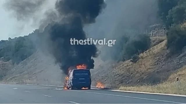 LKW auf der Egnatia Odos in der Nähe von Thessaloniki in Flammen