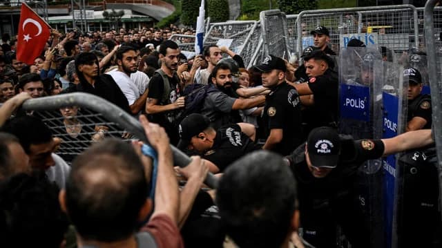 Επεισόδια στα γραφεία του Ρεπουμπλικανικού Κόμματος στην Τουρκία