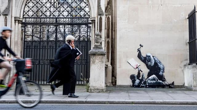 Banksy: Γκράφιτι στα Δικαστήρια του Λονδίνου με αντιδράσεις