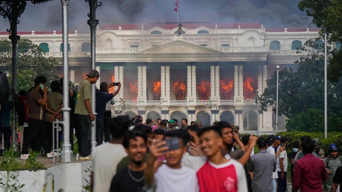 Nepal: Dimite el Primer Ministro en medio del caos – Protestas y Destrucción