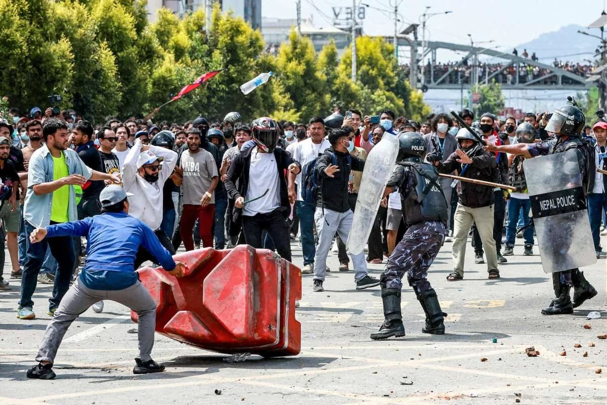 Nepal: Incendian el Parlamento en medio de protestas – 19 muertos