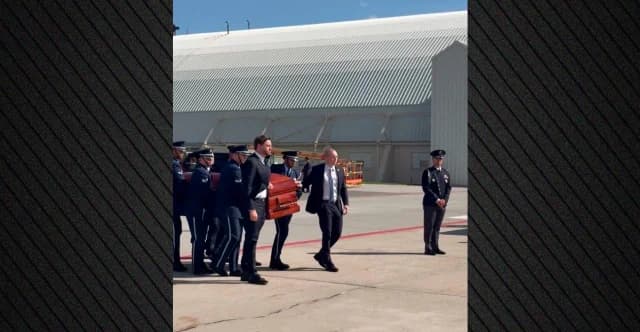 ג'יי.די ואנס נושא את ארונו של צ'רלי קירק