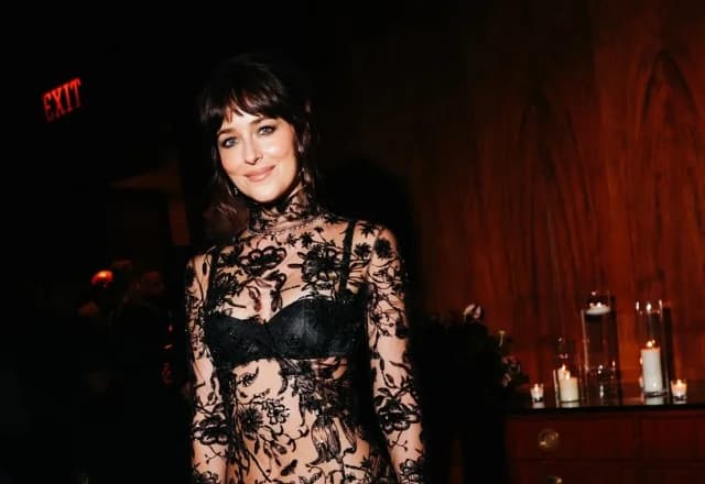 Ντακότα Τζόνσον: Εντυπωσιακή εμφάνιση με naked look σε φιλανθρωπική εκδήλωση