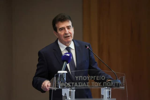 Ministro Chryssohoidis demanda a proxeneta que usó su nombre