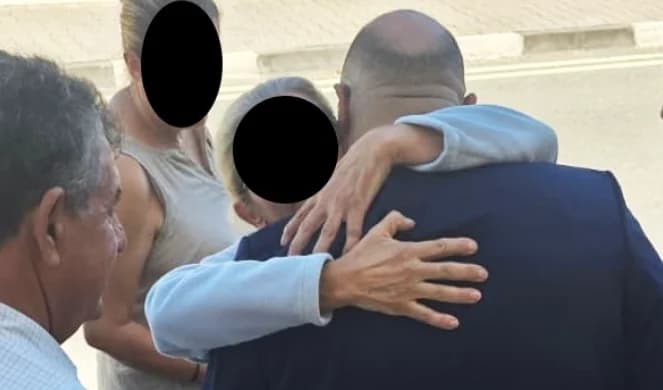 Συγκινητικές στιγμές κατά την αποφυλάκιση Ελληνοκυπρίων