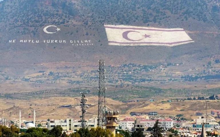Σερντάρ Ντενκτάς στηρίζει τον Τουφάν Ερχουρμάν στα κατεχόμενα