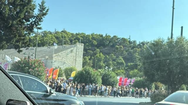 Anna Vissi: Colas en el Estadio Kallimarmaro para el concierto