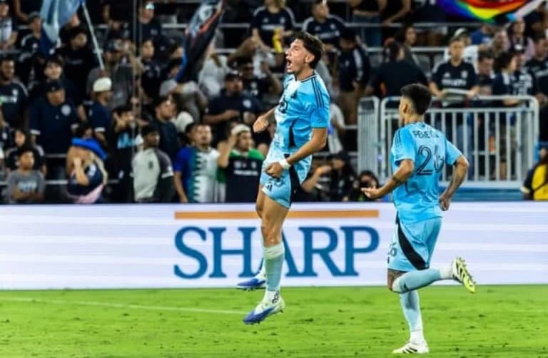 Nectarios Triantis: Gol al estilo Beckham del mediocampista griego en la MLS (video)