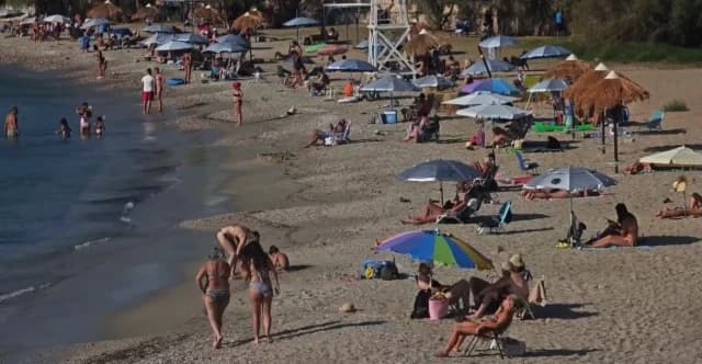 Atenienses acuden en masa a las playas en medio de altas temperaturas: ¿dónde alcanzó los 36 grados?
