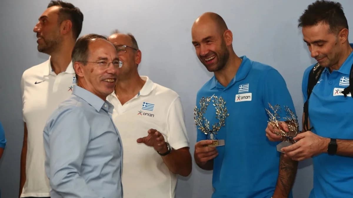 Υποδοχή ηρώων για την «χάλκινη» Εθνική Ελλάδος μπάσκετ – Δηλώσεις Σπανούλη