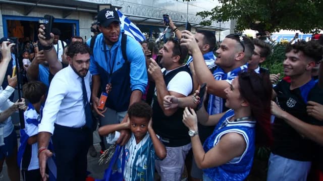 Θερμή υποδοχή στην Αθήνα για την «χάλκινη» Εθνική μπάσκετ