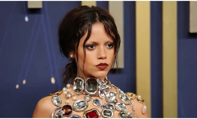 El audaz maquillaje de Jenna Ortega en los Premios Emmy