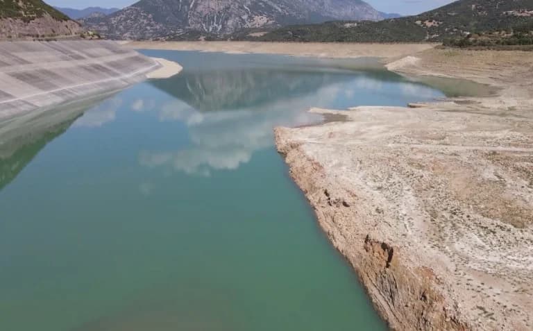 Λειψυδρία: Δραματική υποχώρηση των υδάτων στον Μόρνο – Βίντεο Drone