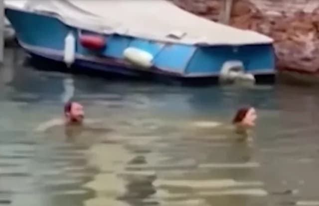 Venedig: Paar wegen Schwimmens im Kanal mit Geldstrafe belegt und gesperrt