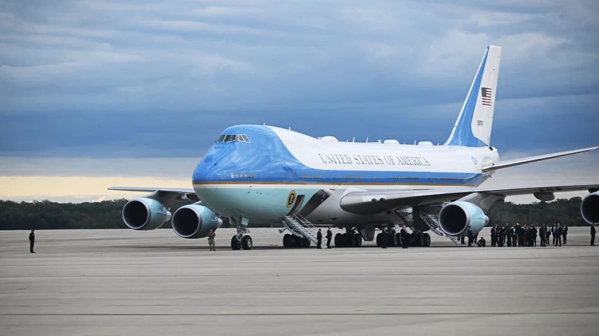 Тревога: самолет приблизился к Air Force One с Трампом на борту