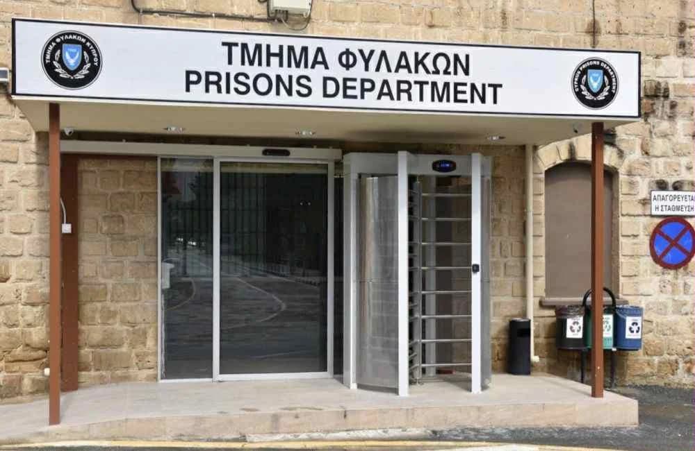 מאמצים למשוך תלונה על אונס בבית הסוהר?