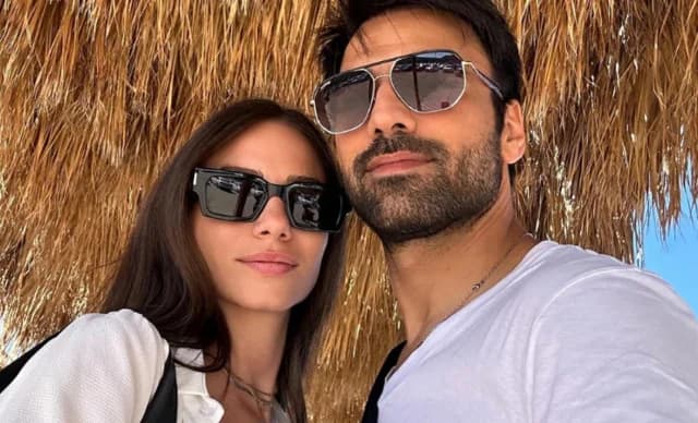 Simoni Christodoulou: Comparte foto de su hija en el jardín