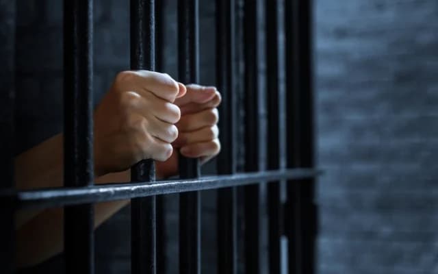 Sospechoso de violencia doméstica se suicida en comisaría