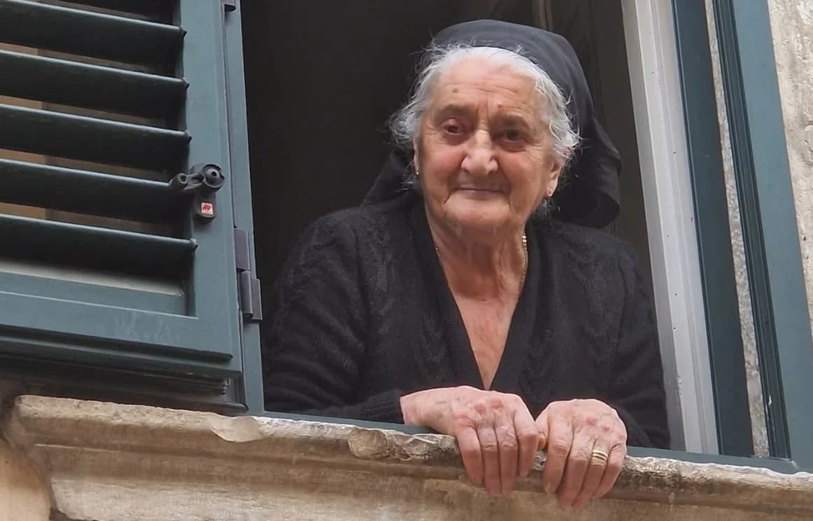 Die 94-jährige 'Königin' von Scanno: Touristenattraktion in Italien