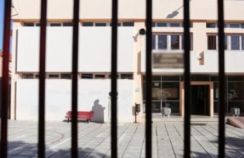 תלמידי תיכון פוליס כריסוכוס מוחים על מיזוג האוויר