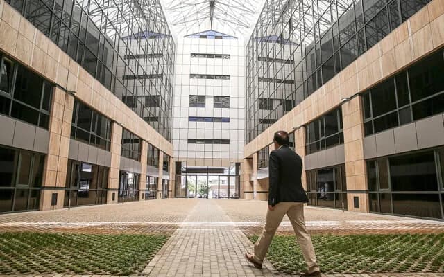 Υπουργείο Μετανάστευσης: Δεν υπάρχει επ' αόριστον αναστολή στις αποφάσεις ασύλου