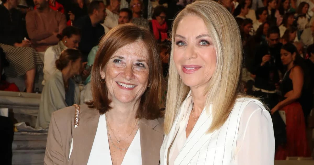 אלי סטאיי: הופעה מסוגננת באודיאון הרודס אטיקוס עם ז'קט פסים ללא שרוולים