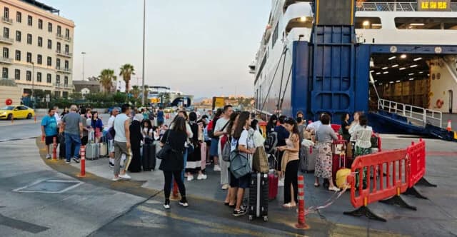 ביטולי מעבורות מנמל פיראוס עקב רוחות חזקות