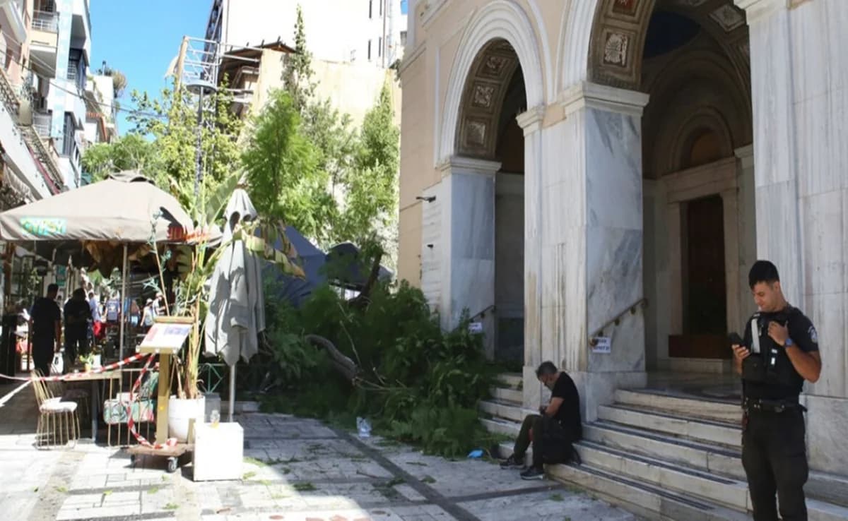 Αθήνα: Δέντρο έπεσε στην πλατεία Αγίας Ειρήνης – Δύο τραυματίες