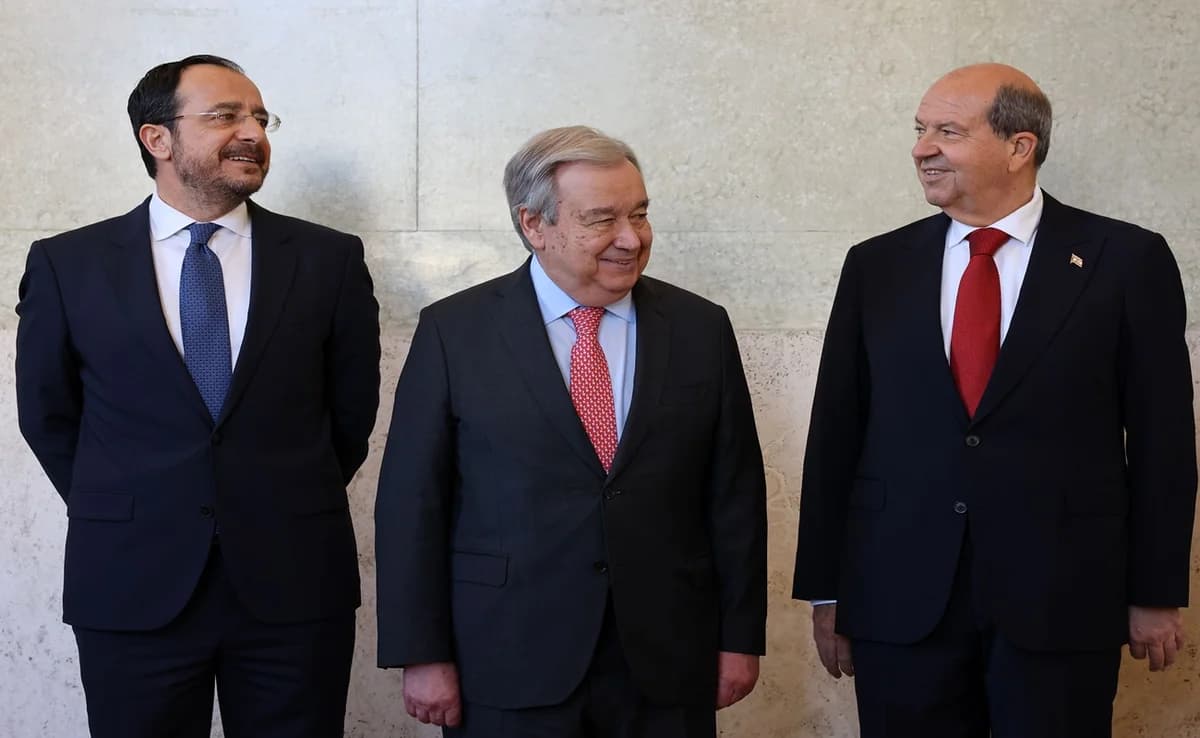 Νίκος Χριστοδουλίδης: Στη Νέα Υόρκη για την τριμερή συνάντηση με Γκουτέρες και Τατάρ