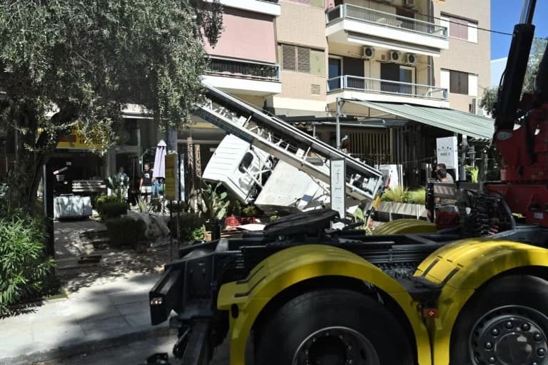Γλυφάδα: Γερανοφόρο ανετράπη σε καφετέρια – Διακοπή κυκλοφορίας