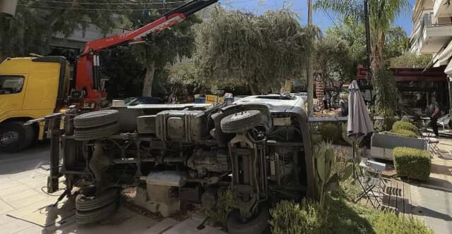 Glyfada: Kran stürzt auf Café-Tische – Straßensperrung