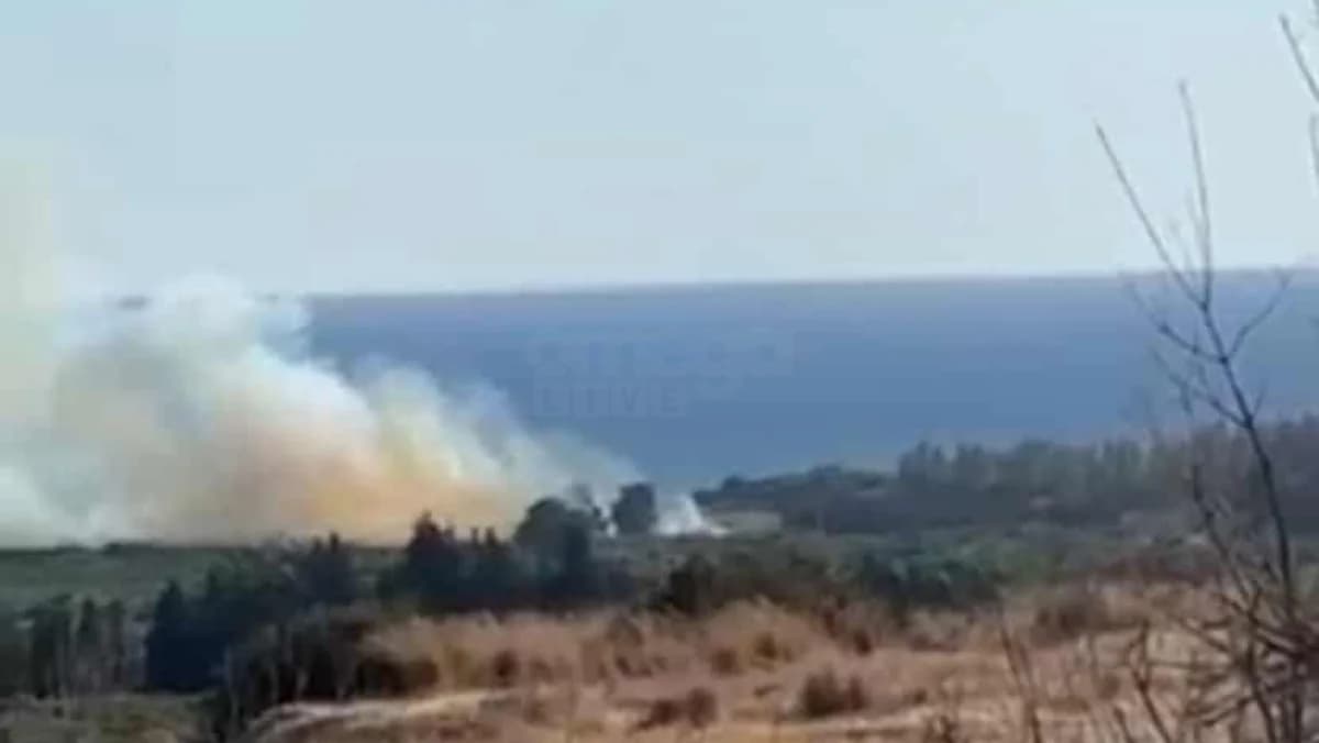 Incendio cerca de la planta desalinizadora de Kouklia, Pafos