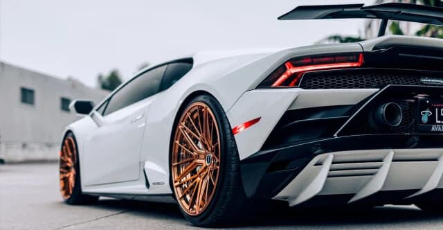 Super League: Κύκλωμα εξαπάτησε ποδοσφαιριστές με super cars και «μαϊμού Τσιμίκα»