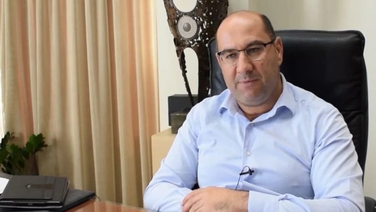 Viras: „Wir akzeptieren keine Anweisungen von irgendjemandem bezüglich antisemitischer Parolen“