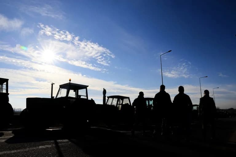 Αγρότες απέκλεισαν την Εθνική Οδό Θεσσαλονίκης-Μουδανιών