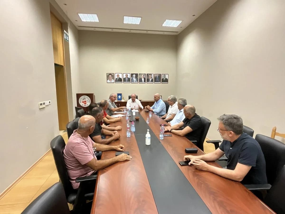 Treffen bezüglich des KOP-Sportzentrums in Kornos