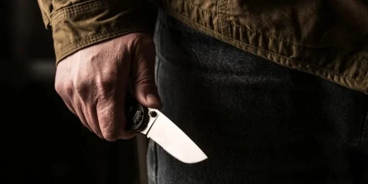 Patras: Mann bricht mit Messer in Wohnung seiner Ex-Frau ein – Festnahme durch die Polizei