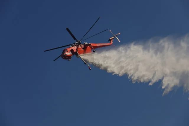 Feuer in Examilio Lagada: Hubschrauber im Löscheinsatz