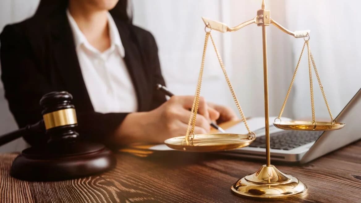 Πρώην δικηγόρος με 9 καταγγελίες για υπεξαίρεση συνεχίζει ανενόχλητη