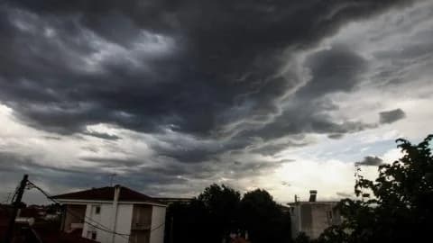 多云的星期日，星期一开始有降雨的可能