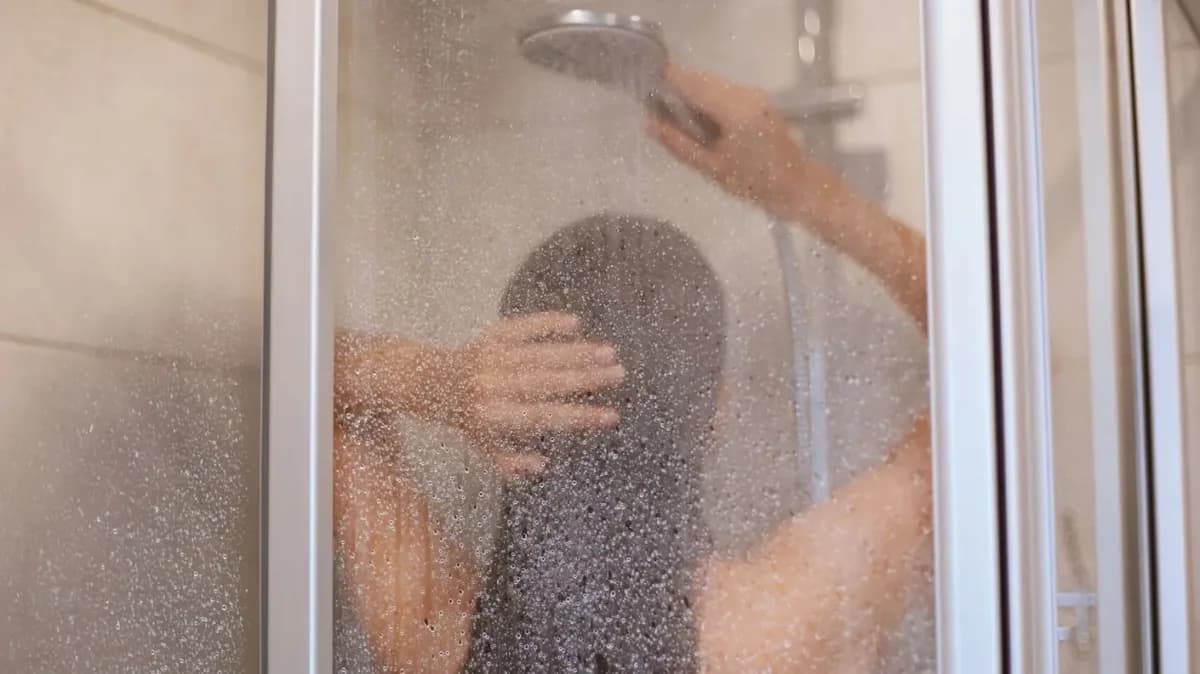 מקלחת בוקר או ערב: מה אומר המדע?