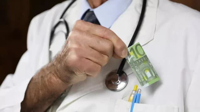 Θεσσαλονίκη: Καρδιολόγος καταδικάστηκε για «φακελάκια»