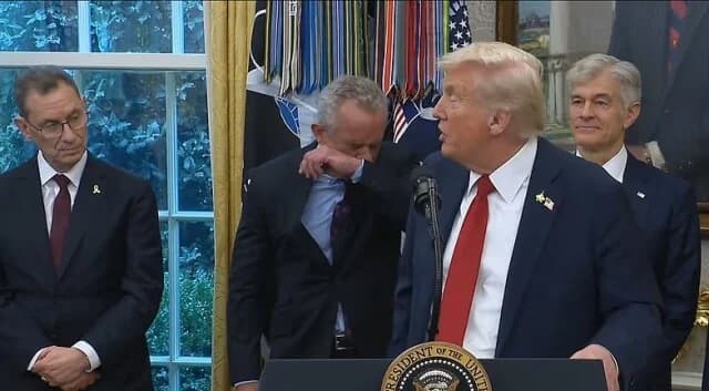 Trump scherzt über Paxlovid nach Kennedys Niesen