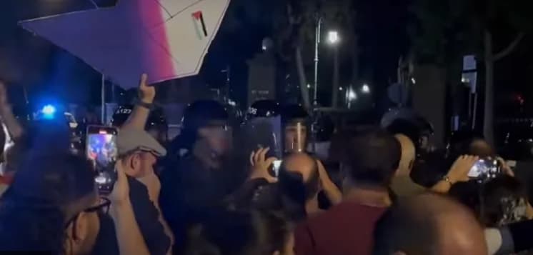 מתח בהפגנה מול משרד החוץ של קפריסין: דיווחים על שימוש בכוח