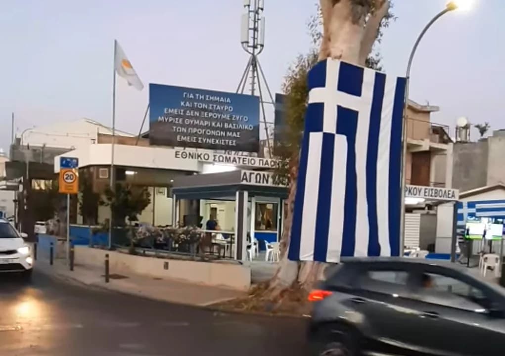 Limassol: Roban bandera griega de edificio – Video