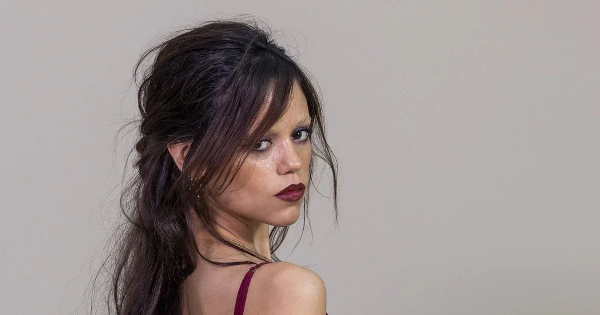 Jenna Ortega: Peinado Semirrecogido con Influencias Góticas en Givenchy
