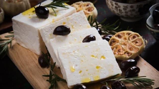 Schaf- und Ziegenpocken: Bedrohung für Feta-Käseproduktion