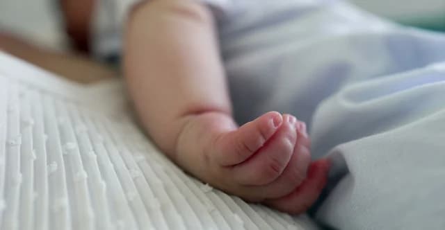 Μυτιλήνη: Σερβιτόρα έριξε καυτό τσάι σε βρέφος – Νοσηλεύεται στην Αθήνα